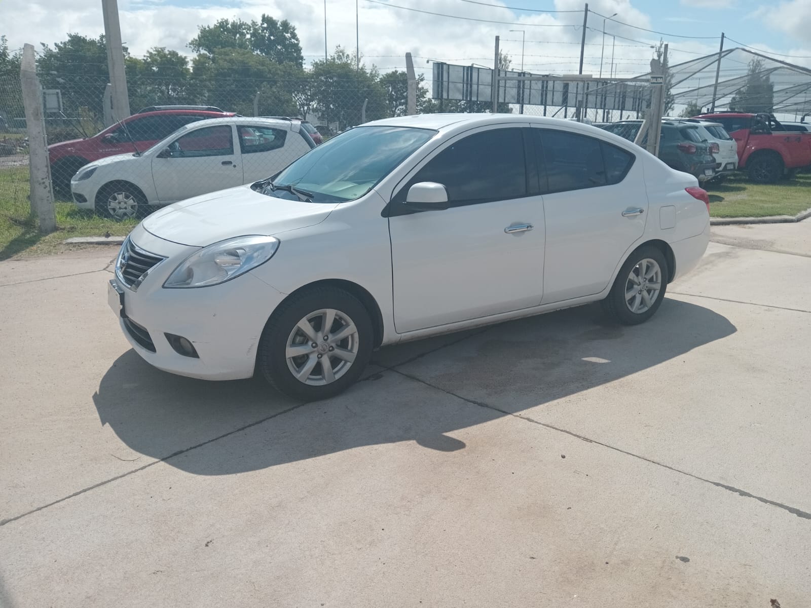 NISSAN VERSA ADVANCE AT